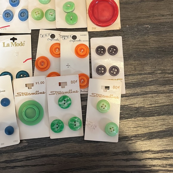 Vintage lot of assorted Buttons of 37 cards - Picture 7 of 8